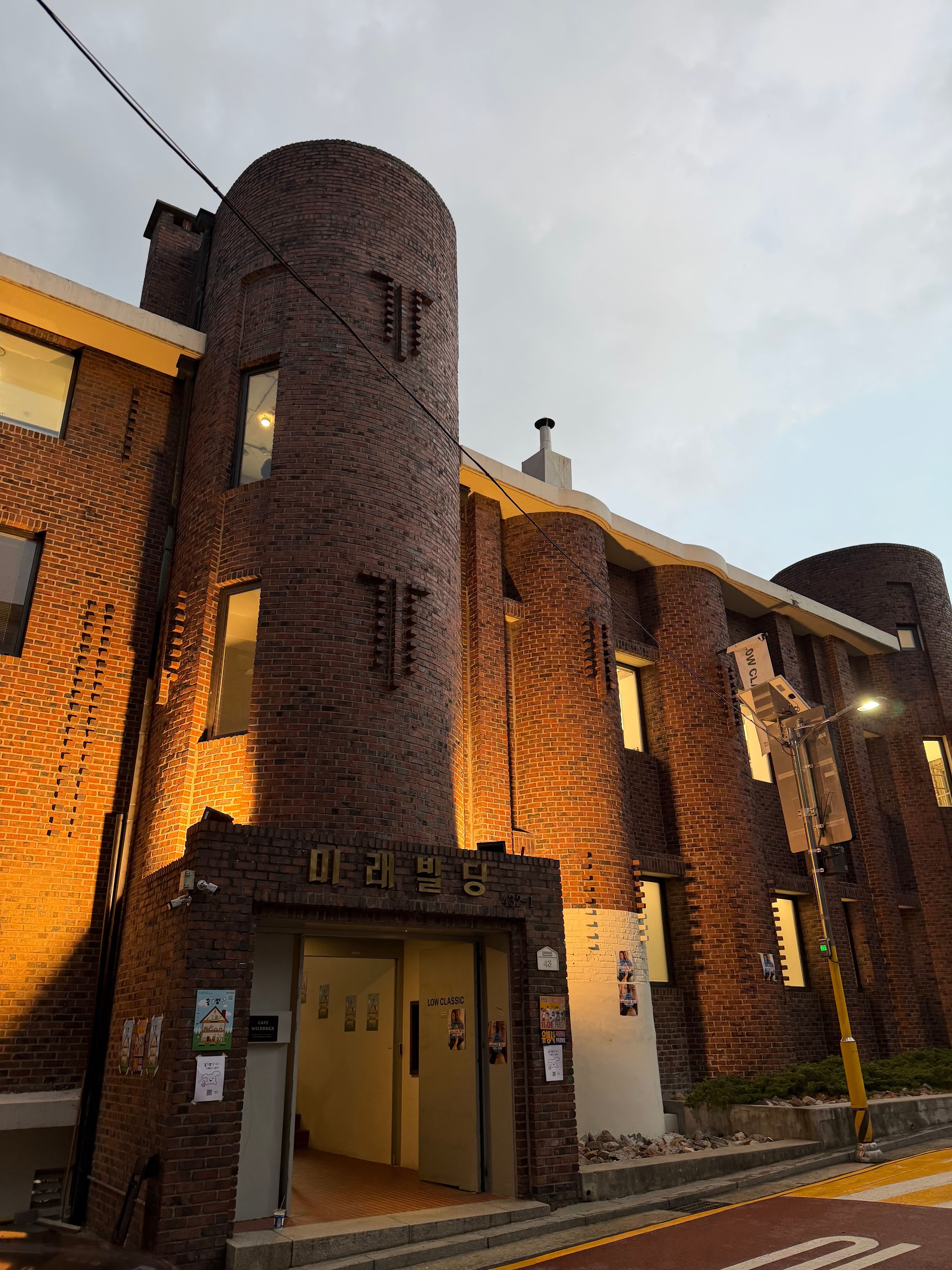 The building that hosted the pop-up. V classic-looking.
There is also a great cafe/restaurant called Cafe Wild Duck.